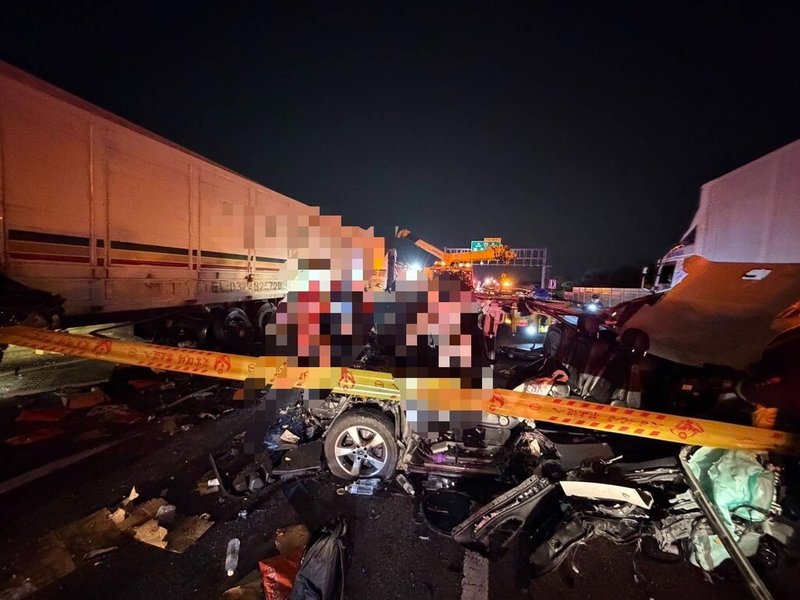 國道1號台中路段4日凌晨發生連環車禍，1輛半聯結車往前追撞砂石車後，又撞擊內側車道小客車，隨後被後方另輛小客車撞上車尾，現場一片狼藉。（民眾提供）中央社記者趙麗妍傳真　114年12月4日
