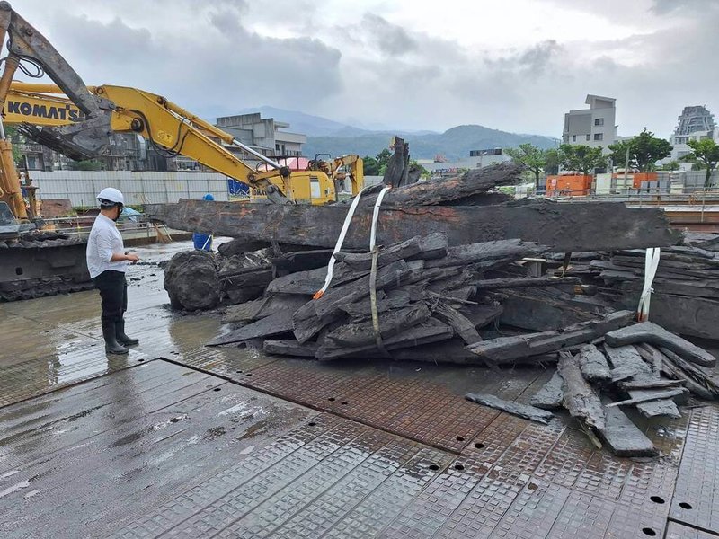 宜蘭縣頭城鎮一處建築工地挖出一批木質構件，疑為古沉船遺跡，但縣府初判為昔日漂流木。文化界4日批評縣府結論草率，縣府回應指出，為求審慎、尊重專業，後續將再邀集考古遺址專家學者現勘。（宜蘭縣文化局提供）中央社記者沈如峰宜蘭縣傳真　114年12月4日