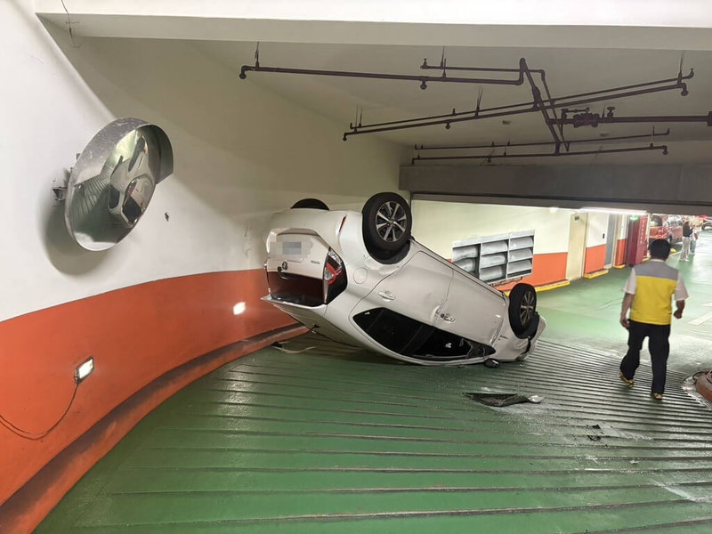 桃園市28歲許姓女子3日開車進入一處地下停車場時,下坡過程中不慎擦撞牆壁導致車身翻覆,整輛車四輪朝天,畫面流出也引發各界熱議。(警方提供)中央社記者葉臻傳真 114年12月4日