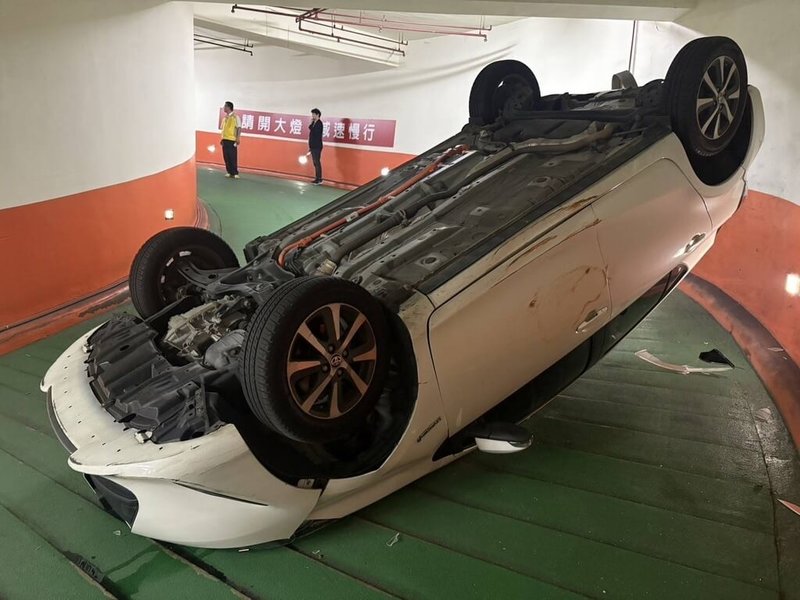 桃園市一名許姓女子3日開車進入桃園區水利綜合大樓地下停車場時，下坡過程中不慎擦撞牆壁，導致整輛車翻覆、滾下坡道，所幸許女僅輕傷。（警方提供）中央社記者葉臻傳真　114年12月4日