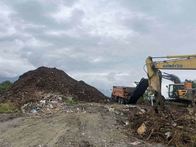 颱風楊柳及樺加沙重創台東，造成池上鄉衛生掩埋場累積逾1600公噸廢樹枝，環境衛生出現隱憂，民進黨立委陳瑩、莊瑞雄協助爭取經費去化處理，4日機具已進場。（陳瑩服務處提供）中央社記者盧太城台東傳真　114年12月4日