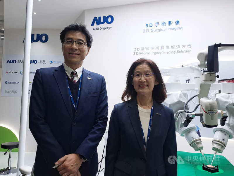 2025台灣醫療科技展4日登場，友達光電智慧醫療事業群總經理廖世宏（左）表示，今年目標超越3D，鎖定精準人工智慧（AI），透過裸眼3D技術推出顯微鏡手術解決方案；右為達擎董事長暨總經理吳宜芳。中央社記者潘智義攝　114年12月4日