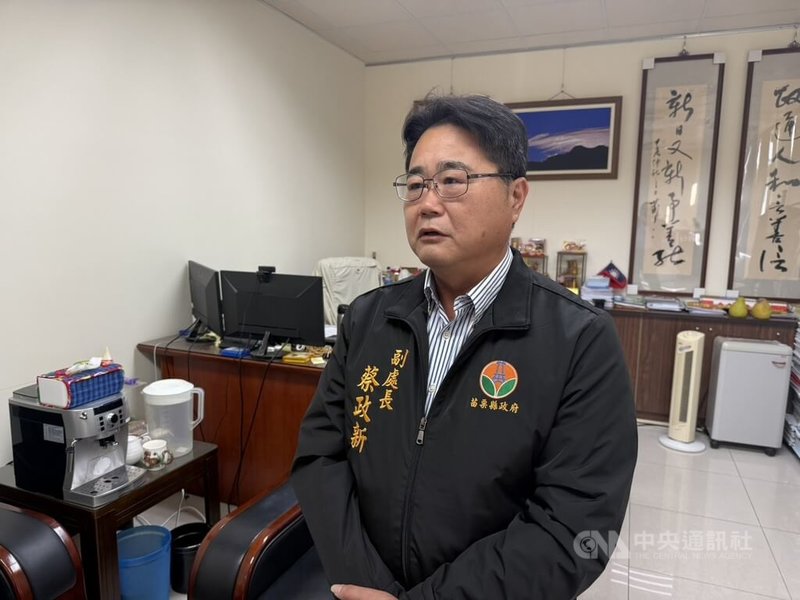 苗栗縣政府農業處副處長蔡政新（圖）4日表示，苗126線一頭山羌頭部被半截寶特瓶套住死亡，不排除是愛心人士以寶特瓶作為餵食流浪動物容器，反導致山羌誤食無法掙脫致死。中央社記者管瑞平攝　114年12月4日