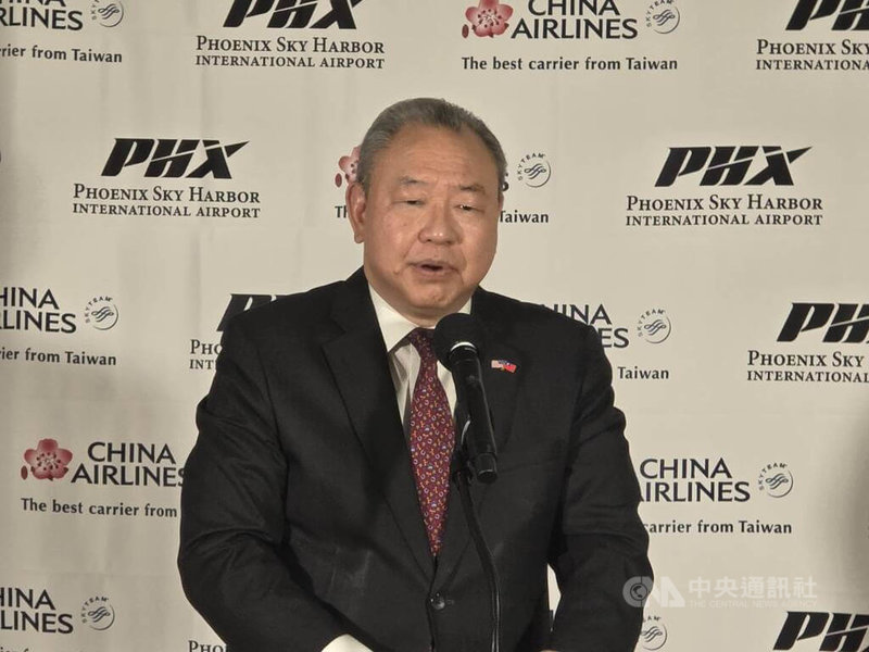 華航在台北時間3日首度開通台北–鳳凰城航線，飛機落地後，鳳凰城天港國際機場舉行首航儀式。駐美代表俞大㵢表示，華航直飛鳳凰城的實質效益高，「這個航線讓大家等太久了，但Better late than never（遲到總比不到好）」。中央社記者江明晏攝　114年12月4日