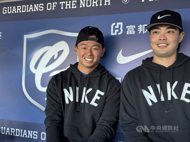 旅美棒球好手鄭宗哲（左）、陳柏毓（右）4日出席訓練營受訪，兩人都證實收到2026年世界棒球經典賽（WBC）意願徵詢，參賽意願也都很高。中央社記者謝靜雯攝　114年12月4日