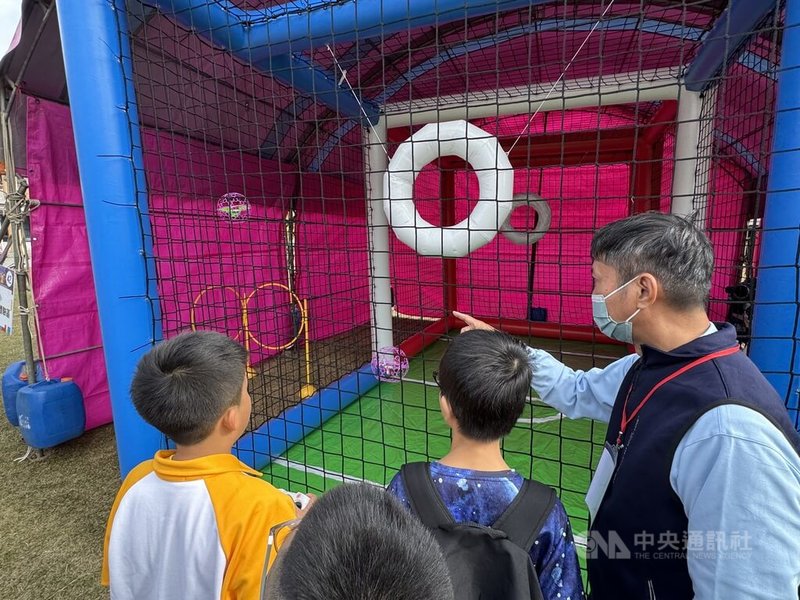 雲林縣教育處4日在土庫國小舉辦2025雲林縣數位嘉年華，現場45個互動攤位，讓師生體驗AI遊戲、飛行模擬器等創新科技。中央社記者姜宜菁攝  114年12月4日