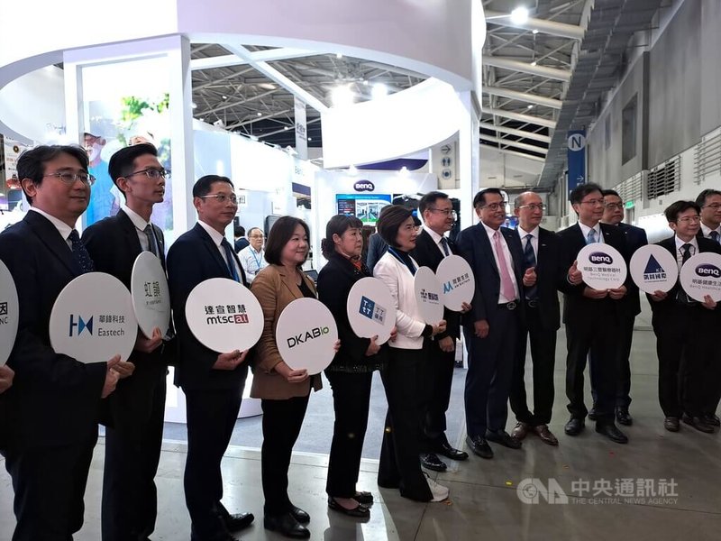 台灣醫療科技展4日登場，明基佳世達集團內超過20家夥伴公司，展示樂齡醫療健康生態圈、智慧精準手術室、血液透析、超音波技術、健康照護及專業醫療耗材6大主題，提供民眾醫藥、防疫、樂齡全方位服務。中央社記者潘智義攝　114年12月4日