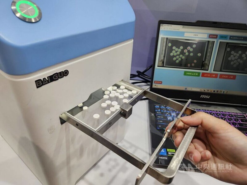 2025台灣醫療科技展4日登場，馬偕醫院導入裸錠藥物AI辨識機，200顆藥錠只需2秒辨識，優化智慧藥事作業流程，大幅減化人工作業壓力。中央社記者陳婕翎攝　114年12月4日