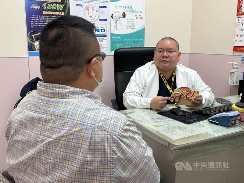 民眾冬令進補常搭配烈酒助興，台中大甲李綜合醫院泌尿科主治醫師黃品叡（右）4日呼籲，民眾在進補後應多喝水，趕快把刺激性的酒精、食物從體內排出，引免引發攝護腺發炎等問題。圖為黃品叡看診示意畫面。中央社記者趙麗妍攝　114年12月4日