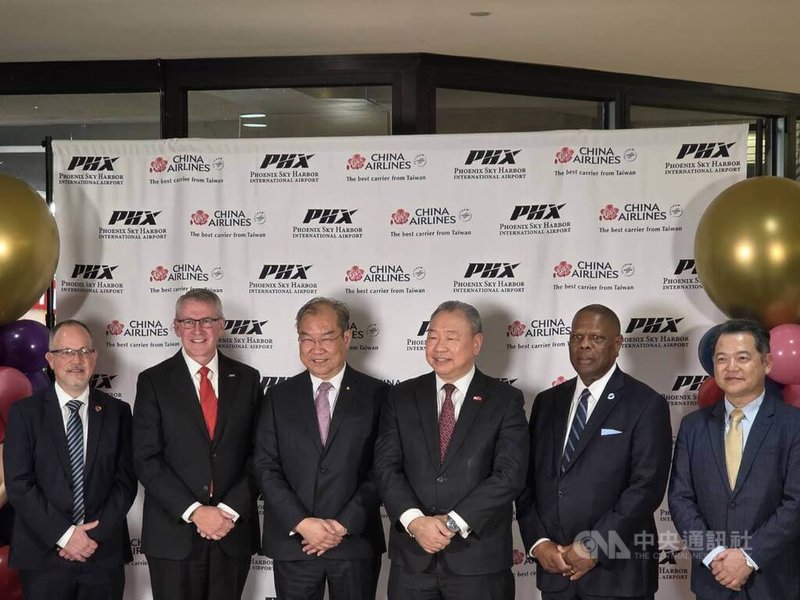 華航台北直飛鳳凰城首航班機,於美國當地時間3日下午1時35分降落鳳凰城天港國際機場,並在機場舉行首航儀式。圖左2至右3依序為天港機場執行長Chad Makovsky、華航董事長高星潢、駐美代表俞大㵢。中央社記者江明晏攝 114年12月4日