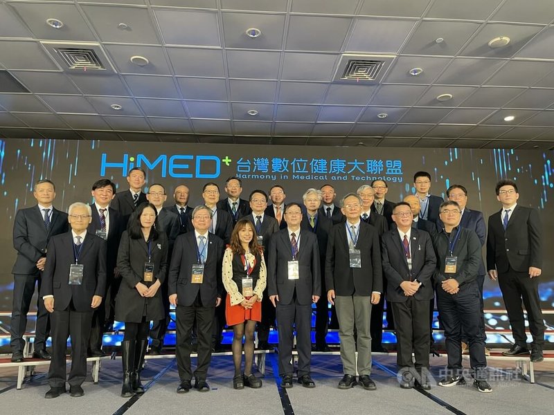 2025台灣醫療科技展4日登場，第四屆台灣數位健康大聯盟研討會下午舉行，包括衛生福利部常務次長莊人祥（前排右4）、鴻海數位健康B事業群總經理姜志雄（前排右2）等貴賓齊聚，探討健康台灣新藍圖。中央社記者鍾榮峰攝　114年12月4日