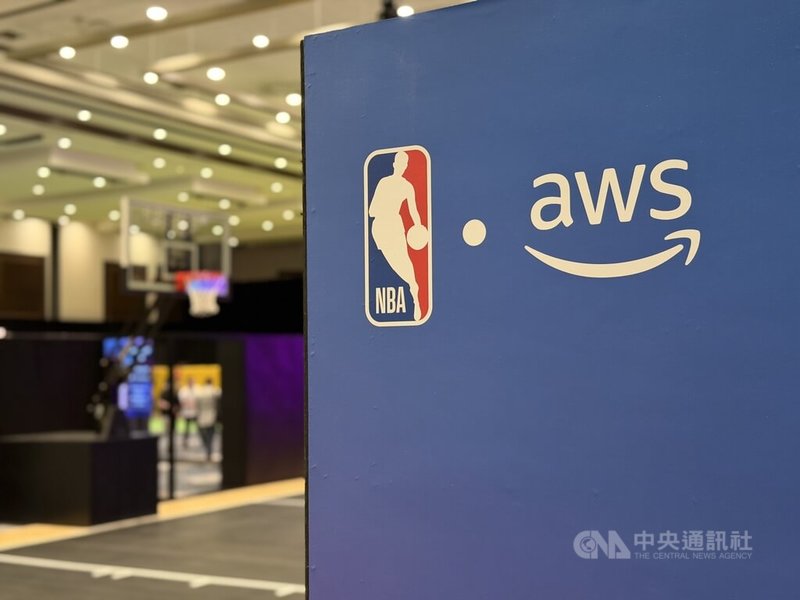 美國職籃NBA與雲端服務供應商AWS今年10月宣布擴大合作，本季推出由AWS支援的「NBA深度賽場」（NBA Inside the Game）籃球智慧平台，把數十億個資料節點轉化為獨到見解與互動體驗。中央社記者吳家豪拉斯維加斯攝　114年12月4日
