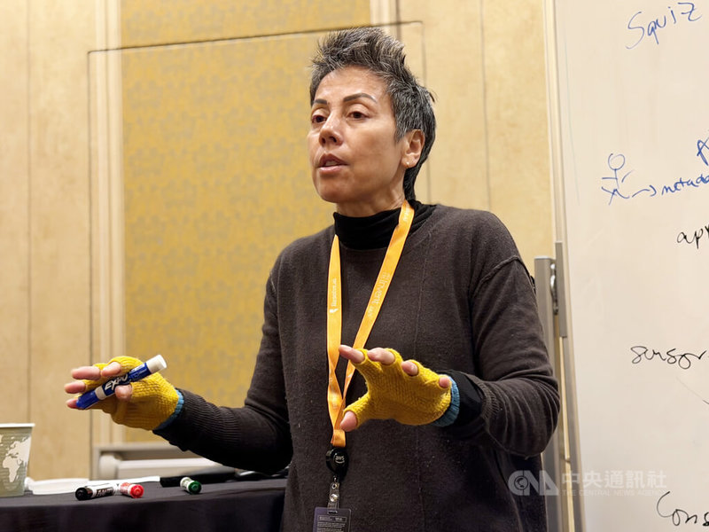 雲端服務供應商AWS技術副總裁布科維奇（Mai-Lan Tomsen Bukovec）3日接受媒體採訪表示，新推出的S3 Vectors雲端物件儲存服務導入向量功能，可理解數據的「語意」，精準找出所需資訊。中央社記者吳家豪拉斯維加斯攝　114年12月4日