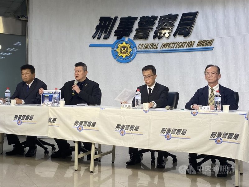 行政院打擊詐欺指揮中心指揮官馬士元（左2）4日出席記者會，會中指出小紅書App資安檢測不合格，近2年涉詐案1706件，並宣布即日起對小紅書App發布網際網路停止解析及限制接取的命令，暫定期間為1年。中央社記者黃麗芸攝　114年12月4日