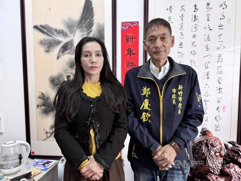 無黨籍新竹市議員林慈愛（左）、鄭慶欽（右）4日共同宣布退出議會新聯線政團，2人皆表示將以無黨籍身分繼續為民眾服務。中央社記者郭宣彣攝　114年12月4日