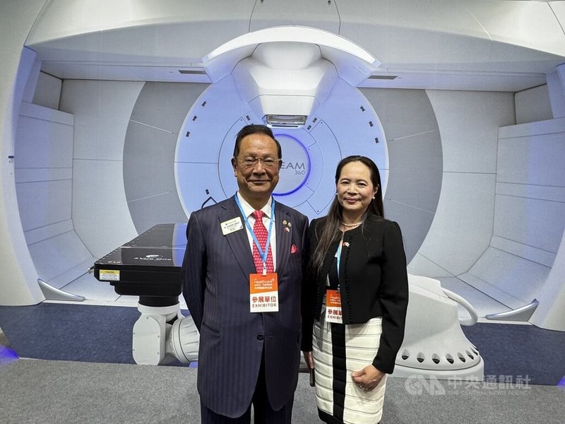 2025台灣醫療科技展4日在台北盛大開展，日本中部國際醫療中心理事長山田實紘（左）親自率團來台參與，以實際行動力挺台灣，背後更藏著對妻子（右）家鄉的熱愛。中央社記者沈佩瑤攝　114年12月4日