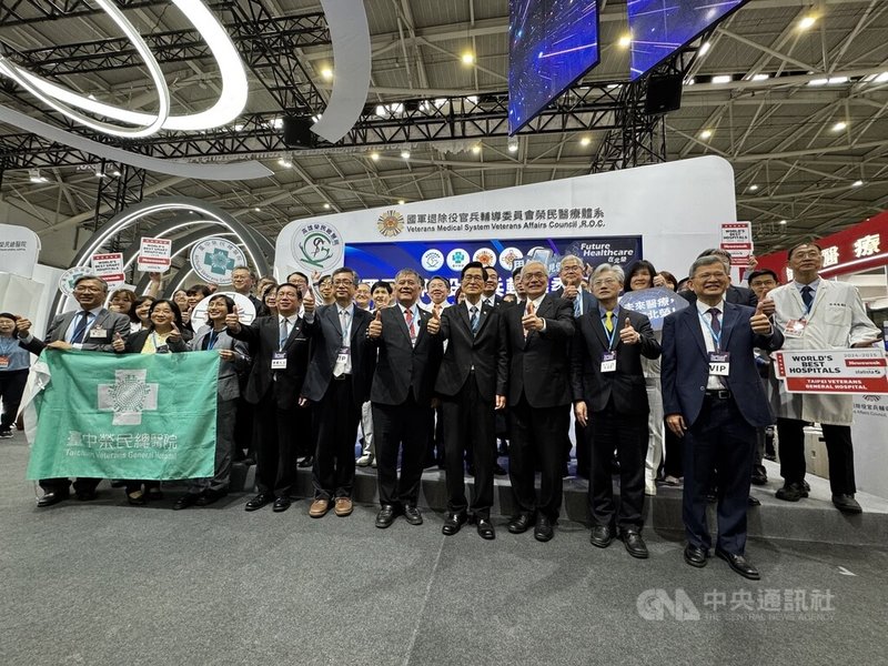 「2025台灣醫療科技展」4日起一連4天在台北盛大登場，台北、台中、高雄及屏東等4大榮民總醫院以「未來醫療」為主軸參展，整合展示醫療資源與智慧創新能量。中央社記者沈佩瑤攝　114年12月4日