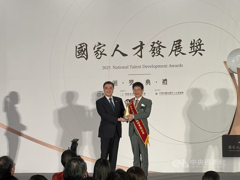 勞動部4日舉行國家人才發展獎頒獎典禮，2025年共有117家單位參賽，最終選出16家得獎單位，行政院長卓榮泰（左）出席頒獎。中央社記者吳欣紜攝　114年12月4日