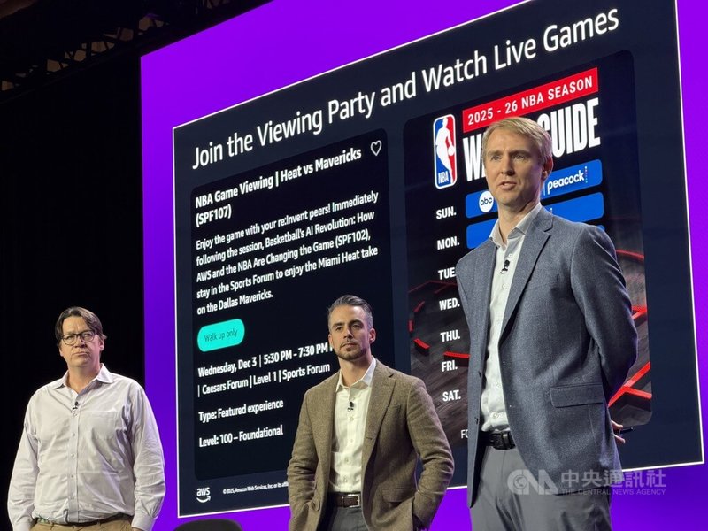 美國職籃NBA統計技術產品開發部門副總裁羅爾夫（Charles Rohlf）（右）、NBA統計平台與營運首席產品經理麥吉爾能（Ian McKiernan）（中）3日出席AWS雲端大會座談，介紹與AWS合作的籃球智慧平台。中央社記者吳家豪拉斯維加斯攝　114年12月4日