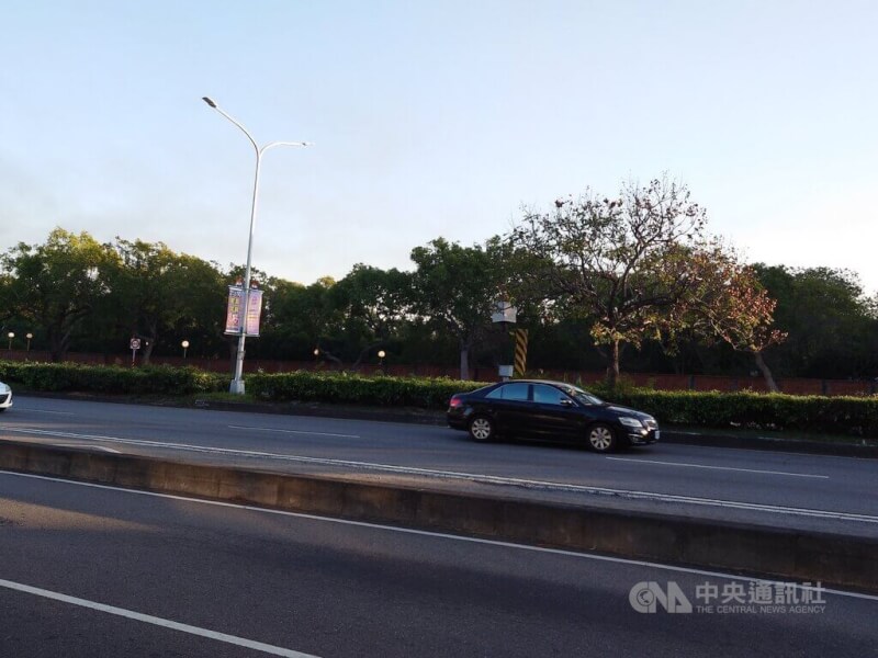 內政部4日說，全台建置測速照相設備共1809處，警政署將增訂設備設置與調整標準，以及成效評估指標，調整及汰除不合理執法點位。（中央社檔案照片）