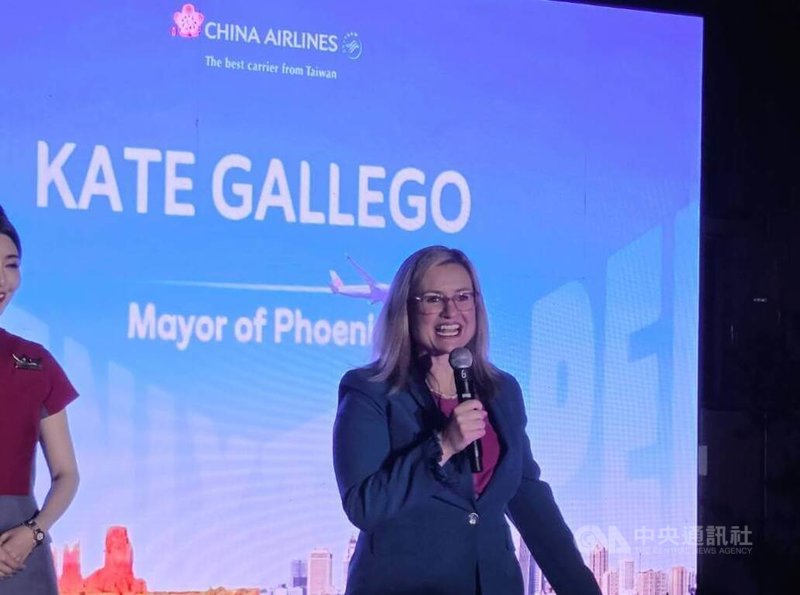 華航自台北開航直飛鳳凰城，在華航直飛鳳凰城的歡迎晚宴上，鳳凰城市長蓋雷哥（Kate Gallego）出席表示，鳳凰城和台北市締結姊妹市47年，亞利桑那州和台灣之間也有深厚連結。中央社記者江明晏攝　114年12月4日