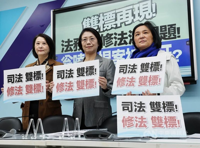 國民黨團副書記長王鴻薇（左）、陳玉珍（右）與立委翁曉玲（中）4日共同出席記者會，針對翁曉玲提案修法貪污金額新台幣5萬元以下可免除其刑挨批一事指出，朝野皆提修法、方向一致，卻被強扣帽子稱要把貪污除罪化，根本是造謠、雙標。中央社記者郭日曉攝　114年12月4日