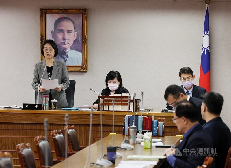 立法院司法及法制委員會4日協商在野立委所提攸關停砍公教人員年金的修法版本，但歷經約90分鐘討論仍無共識。會議主席、國民黨立委翁曉玲（左）散會前宣告，後續將依立院職權行使法第12章相關規定處理。中央社記者郭日曉攝　114年12月4日