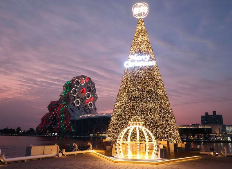 高雄流行音樂中心推出「高流聖誕趴 KMC XMAS」活動，17公尺高耶誕樹「金勾TREE」5日將正式點燈，一路展出至2026年1月4日。（高流提供）中央社記者林巧璉傳真　114年12月4日