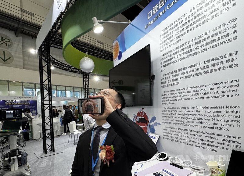 台大醫院參與4日起在台北南港展覽館登場的2025台灣醫療科技展，現場展示口腔癌AI快篩等智慧輔助醫療工具，台大醫學院放射線科主任陳世杰（圖）現場展示應用。中央社記者沈佩瑤攝 114年12月4日