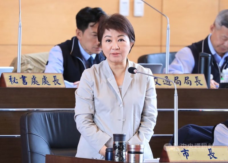 台中市長盧秀燕（前）4日列席市議會答詢說，重大投資無論公私願落腳台中，市府都會盡力協助，不贊成反商情緒。中央社記者趙麗妍攝　114年12月4日