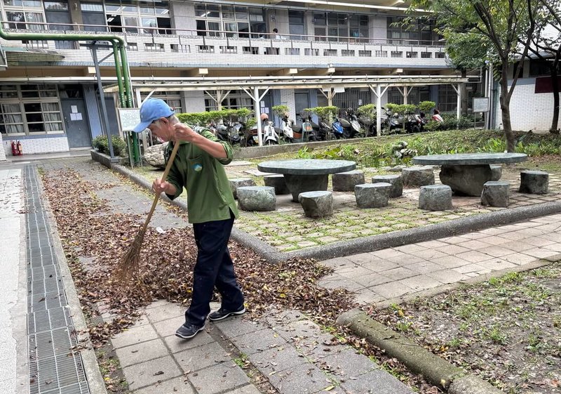 新北市教育局4日表示，校園工友核定員額999人，實際僅255人，缺口達744人。新北市115年度編列新台幣3.2億元，提高校園庶務委外補助，盼改善「招不到人」困境，維持校園環境及行政運作。（新北市教育局提供）中央社記者黃旭昇傳真  114年12月4日