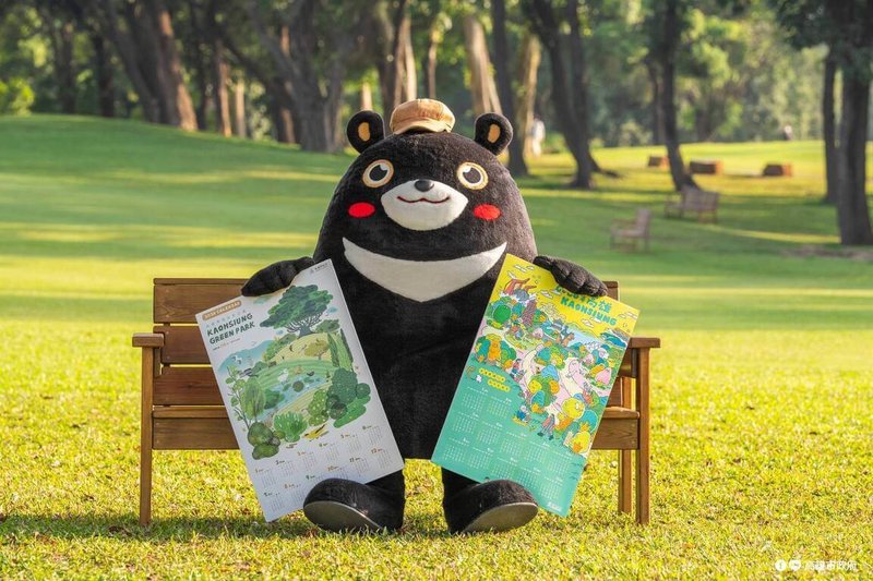 2026年「高雄果然美」水果月曆及2款手繪年曆，將於9日上午10時起在高雄市政府四維、鳳山行政中心及38個區公所同步發送。由高雄在地插畫家以2款不同手繪風格，呈現出果嶺自然公園豐富的樣貌。（高雄市政府提供）中央社記者蔡孟妤傳真　114年12月4日