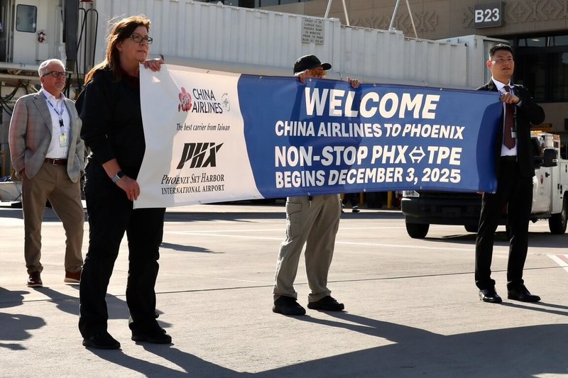 華航台北直飛鳳凰城首航班機,於美國當地時間3日下午1時35分降落鳳凰城天港國際機場,機場工作人員拉起歡迎布條。(華航提供)中央社記者江明晏傳真 114年12月4日