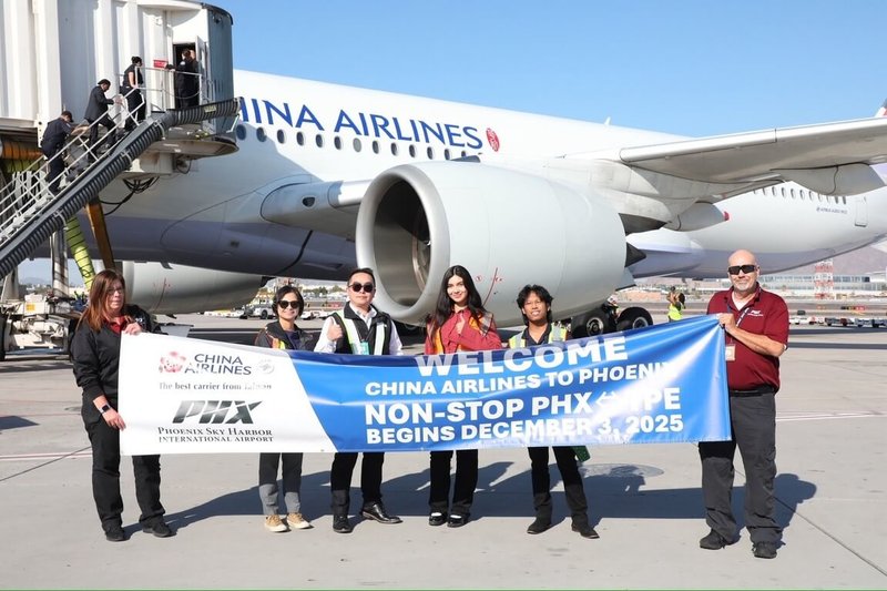 華航台北直飛鳳凰城首航班機,於美國當地時間3日下午1時35分降落鳳凰城天港國際機場,機場工作人員拉起歡迎布條。(華航提供)中央社記者江明晏傳真 114年12月4日