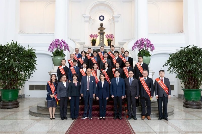 副總統蕭美琴4日上午在總統府接見「2025第18屆崇越論文大賞」得獎碩博士生及主辦單位代表，盼透過得獎者的學術專業和創新，讓人工智慧應用更深入產業與社會各角落，帶動國家整體均衡發展。（總統府提供）中央社記者溫貴香傳真　114年12月4日