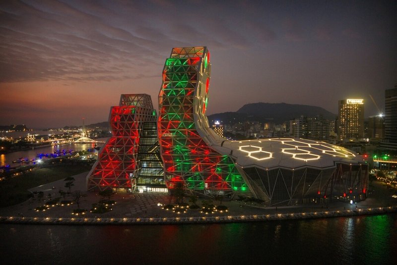 歲末年終，高雄流行音樂中心2025年推出「高流聖誕趴 KMC XMAS」活動，17公尺高耶誕樹「金勾TREE」以紅、綠燈色展現節慶氛圍，並與音浪塔、海音館及珊瑚礁群建築外觀燈效相互呼應。（高流提供）中央社記者林巧璉傳真　114年12月4日