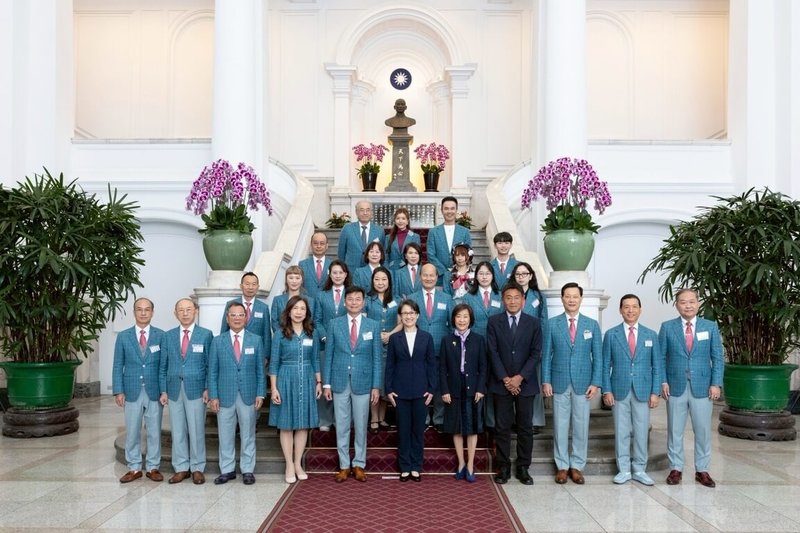 副總統蕭美琴（前中）4日接見2025世界洋服同業聯盟代表團時表示，選手在這屆競賽中展現卓越實力並取得亮眼成績，讓世界看見台灣在西服產業的品質與價值。（總統府提供）中央社記者溫貴香傳真　114年12月4日