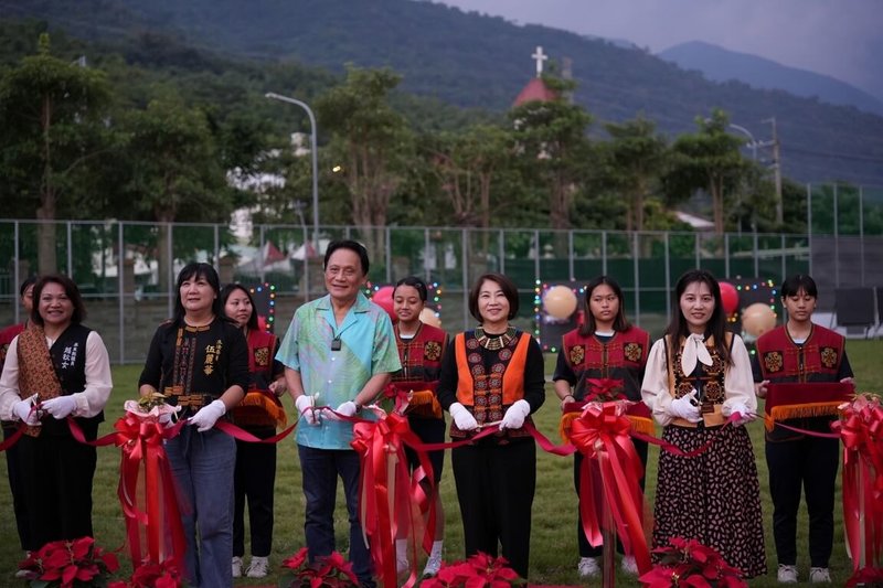 屏東縣立來義高級中學射箭場4日啟用，原民會主委曾智勇Ljaucu．Zingrur（前中）、屏東縣長周春米（前右2）、民進黨籍立委伍麗華（前左2）等人出席剪綵。（屏東縣政府提供）中央社記者李卉婷傳真 114年12月4日