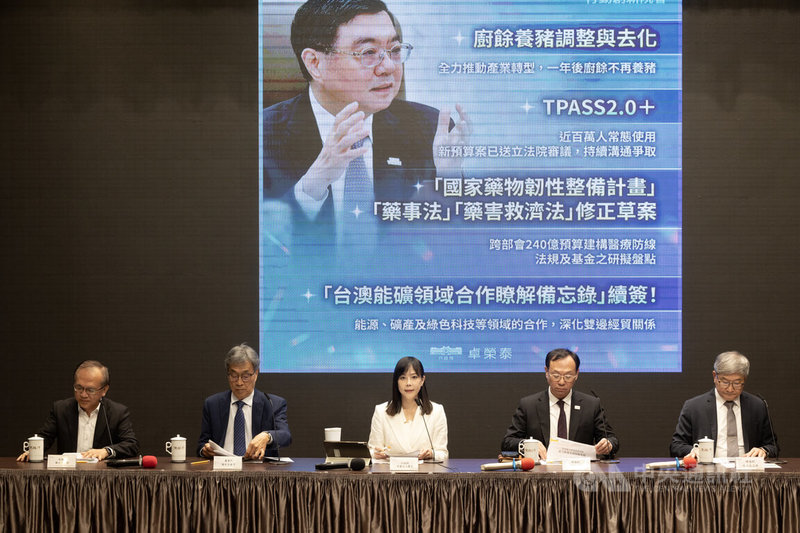 行政院發言人李慧芝（中）4日上午主持行政院會後記者會，並轉述行政院長卓榮泰於會中裁示內容。中央社記者趙世勳攝　114年12月4日