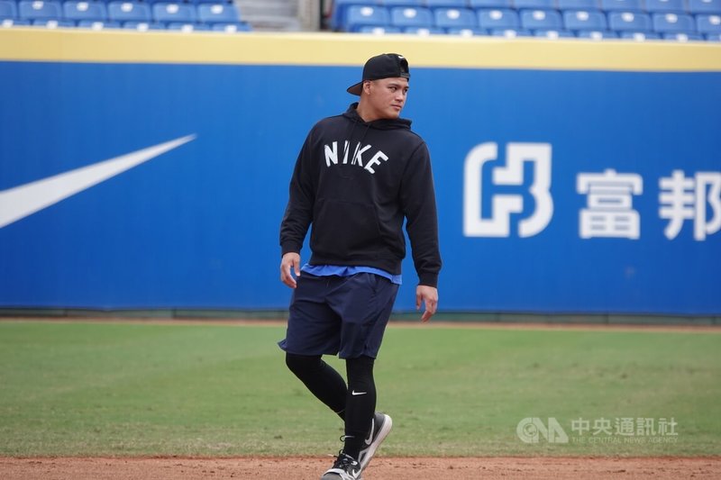 旅美底特律老虎隊野手李灝宇（圖）以教練身分出席訓練營，被問起旅美發展是否會覺得亞洲球員有低人一等的感覺，他直言反而覺得亞洲球員能力普遍更好，勉勵學弟們要更有自信。中央社記者謝靜雯攝　114年12月4日