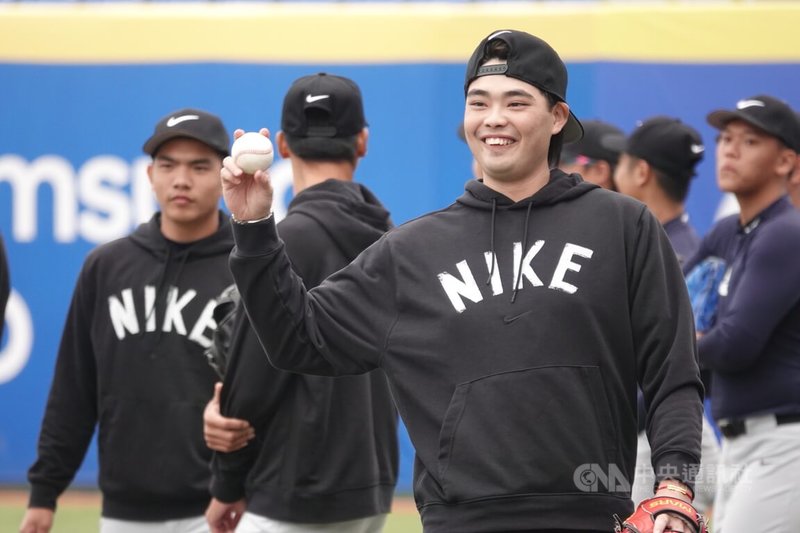 旅美匹茲堡海盜隊投手陳柏毓（前）4日出席訓練營，與投手群分享，天分可以帶大家進職業，但職棒堆積許多有天分的球員，能不能成功要靠努力和造化。中央社記者謝靜雯攝　114年12月4日