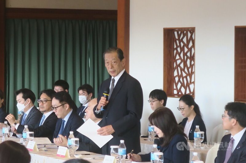 第49屆台日經濟貿易會議4日在台北登場，日本台灣交流協會會長隅修三（站立者）致詞時表示，台灣是日本極為重要的夥伴和珍貴的友人。中央社記者吳書緯攝　114年12月4日