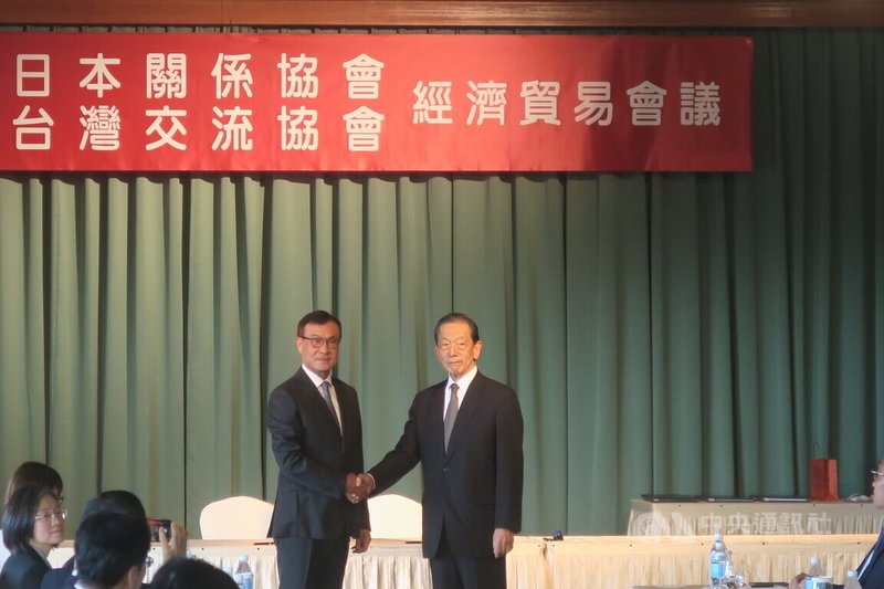 第49屆台日經濟貿易會議4日在台北登場，台灣日本關係協會會長蘇嘉全（左）和日本台灣交流協會會長隅修三（右）於會議開始前握手致意。中央社記者吳書緯攝　114年12月4日
