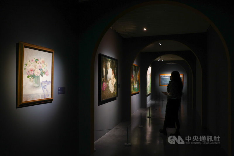 「綻放 維也納美景宮百年花繪名作展」4日在國立歷史博物館舉辦開幕記者會，5日將開展。60件18至20世紀精選花卉主題作品依時代分為6大單元，呈現花卉在歐洲藝術史中的演進與象徵意義。中央社記者王騰毅攝  114年12月4日