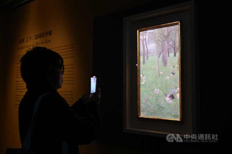 「綻放 維也納美景宮百年花繪名作展－從瓦爾德米勒到克林姆」5日起在國立歷史博物館正式開展，呈現花卉在歐洲藝術史中的演進與象徵意義，象徵主義大師古斯塔夫．克林姆（Gustav Klimt）真跡「雨後」（After the Rain）（圖）也首度在台公開。中央社記者王騰毅攝　114年12月4日