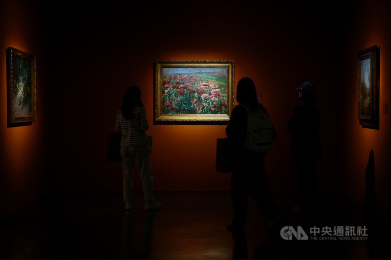 「綻放 維也納美景宮百年花繪名作展」4日在國立歷史博物館舉辦開幕式，展區也提前1天曝光，展覽依時代分為6大單元，歡迎民眾前往探索花卉在歐洲藝術史中的演進與象徵意義。中央社記者王騰毅攝  114年12月4日