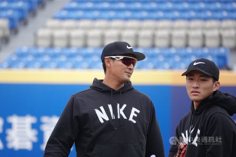 中職富邦悍將隊退役球星林哲瑄（左）4日參與NIKE台灣青棒菁英訓練營，日前他受球團安排加入日職北海道日本火腿鬥士隊秋訓，他說，自己也正處於球員、教練身分轉換期，這趟行程是當教練前的學習，收穫很多。中央社記者謝靜雯攝　114年12月4日