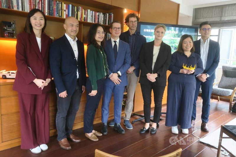 瑞典貿易暨投資委員會台北辦事處4日舉行台瑞能源韌性及前瞻能源媒體茶會，瑞典駐台代表任荷雅（右3）等瑞典產官學界人士出席分享。中央社記者吳書緯攝 114年12月4日