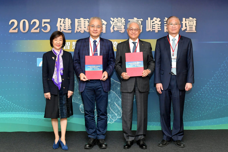 工研院4日舉辦「2025健康台灣高峰論壇：智慧醫療×跨域共創」，與工商協進會簽署策略夥伴協議，將以生醫為起點，推動跨域創新與健康產業升級。圖左起為經濟部政務次長江文若、工研院院長張培仁、工商協進會理事長吳東亮、國家生技醫療產業策進會副會長楊泮池。（工研院提供）中央社記者曾筠庭傳真　114年12月4日