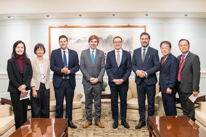外交部政務次長陳明祺（右4）3日晚宴歡迎葡萄牙跨黨派國會議員訪問團，感謝葡萄牙國會議員展現對台灣的堅定支持。（外交部提供）中央社記者吳書緯傳真　114年12月4日